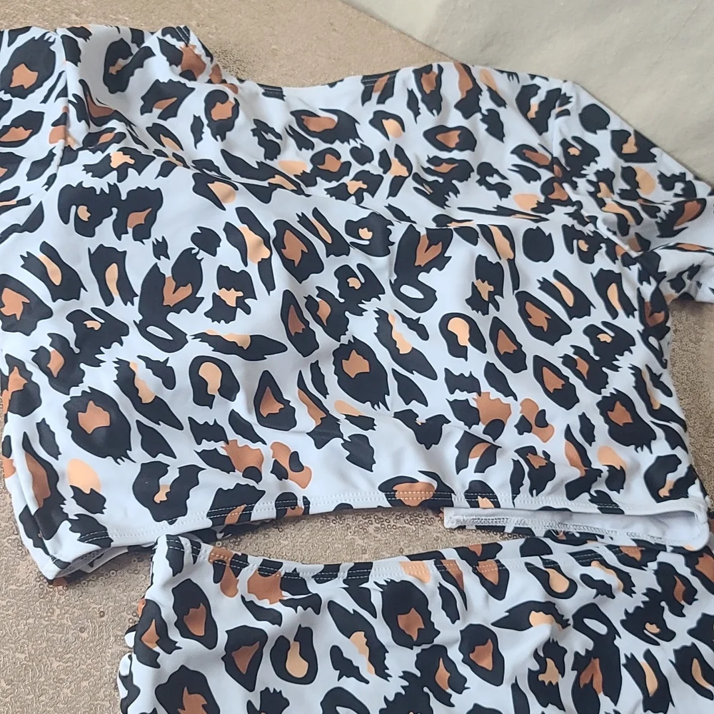 - Leopard 2 piece - Picture 6 of 8